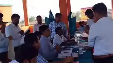 कोरांव: बहियारी में विशेष सचिव ऊर्जा उत्तर प्रदेश शासन ने विकास कार्यों का किया निरीक्षण, कई विभागों के अधिकारी रहे उपस्थित