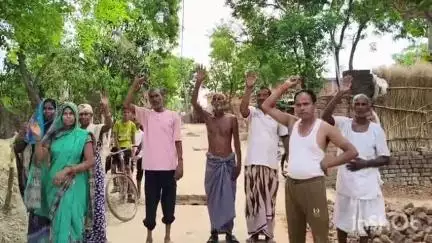 धनघटा: कड़सरा गांव में नाली में ढक्कन न लगाने से ग्रामीणों को दिक्कतों का करना पड़ रहा सामना  #jansamasya