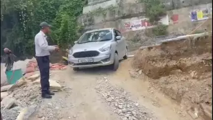 पिथौरागढ़: लिंठ्यूड़ा और बेस अस्पताल सड़क चौपाहिया वाहनों के लिए स्थाई रूप से सुचारू, सुधार कार्य जारी
