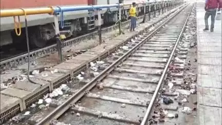 आबू रोड: आबूरोड मे भीषण गर्मी के बीच आदर्श रेलवे स्टेशन पर बदहाली का आलम,रेलवे की लापरवाही से रेल यात्री परेशान #jansamaya