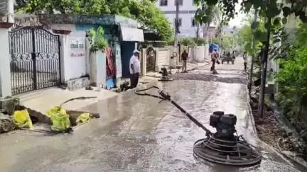 తుని పట్నంలో సిసి రోడ్ల నిర్మాణం పరిశీలించిన చైర్పర్సన్ నార్ల భువన