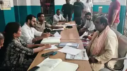 कोईलवर: कोईलवर प्रखंड के कोईलवर तथा गिधा थाने में जमीन संबंधित निपटारे को लेकर लगाया गया जनता दरबार