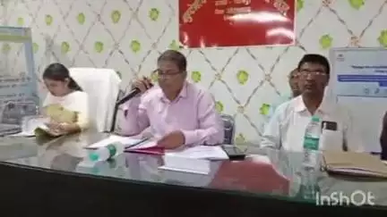 मदनपुर: मदनपुर प्रखंड मुख्यालय स्थित बहुउद्देशीय भवन में डीडीसी ने बीएलओ के साथ की बैठक, दिए कई निर्देश