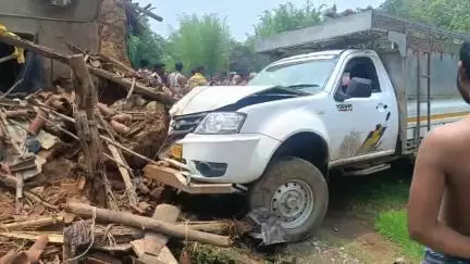 বান্দোয়ান: কুঁচিয়া এলাকায় দুর্ঘটনার কবলে কোনে যাত্রী বোঝাই পিকআপ ভ্যান