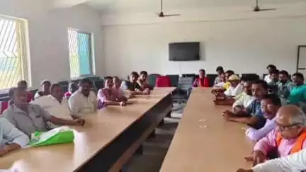 भरनो: प्रखंड कार्यालय सभागार में प्रखंड आपूर्ति पदाधिकारी ने पीडीएस दुकानदारों के साथ बैठक की