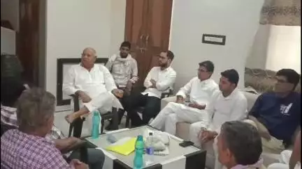 रतनगढ़: विधायक पूसाराम गोदारा ने विधायक निवास पर जनसुनवाई की, समस्याओं के समाधान के लिए अधिकारियों को दिए निर्देश