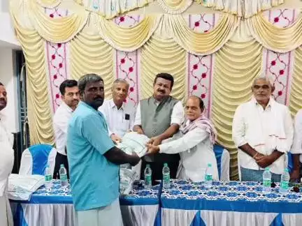 ರಾಣೇಬೆನ್ನೂರು: ಹಲಗೇರಿ ಮತ್ತು ಕರೂರು ಗ್ರಾಮದಲ್ಲಿ ನಡೆದ ಮೇವಿನ ಬೀಜ ವಿತರಣಾ ಕಾರ್ಯಕ್ರಮಕ್ಕೆ ಶಾಸಕ ಕೋಳಿವಾಡ್ ಚಾಲನೆ