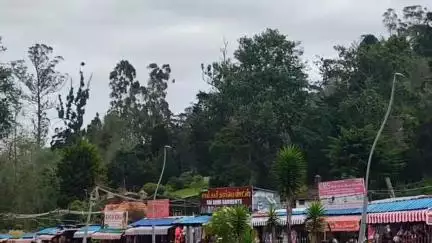 கொடைக்கானல்: இயல்பு நிலைக்குத் திரும்பிய கொடைக்கானல் மற்றும் அதன் சுற்றுவட்டார பகுதி சுற்றுலாப் பயணிகள் வரத்து அதிகரித்ததால் பொதுமக்கள் மகிழ்ச்சி