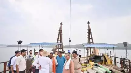 रामपुर नैकिन: सीधी सांसद डॉक्टर राजेश मिश्रा ने ग्राम गजरी में बन रहे इंटर वॉटर टैंक का किया औचक निरीक्षण