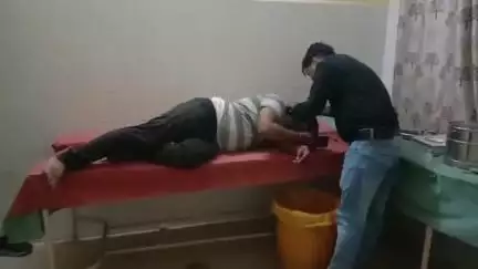 बबेरू: बांदा रोड में बाइक रिपेयरिंग का रुपया मांगने पर दबंग युवक ने मिस्त्री को मारपीट कर किया घायल, पुलिस ने कराया मेडिकल