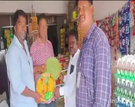 ప్లాస్టిక్ వినియోగిస్తున్న దుకాణాలకు జరిమల విధించిన వల్దియా ముఖ్య ఆరోగ్యాధికారి రాజారెడ్డి