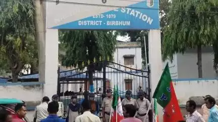 নলহাটি ১: অনুব্রত মণ্ডলের গ্রেপ্তারের দাবিতে বিজেপি র  বিক্ষোভ মিছিল, নলহাটি থানায় ডেপুটেশন জমা করলো