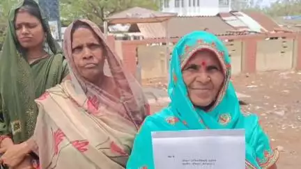 मड़िहान: राजगढ़ क्षेत्र के कोन गढ़वा निवासिनी पीड़िता ने मड़िहान तहसील में ज्ञापन सौंपकर विपक्षी पर जमीन कब्जा करने का आरोप लगाया
