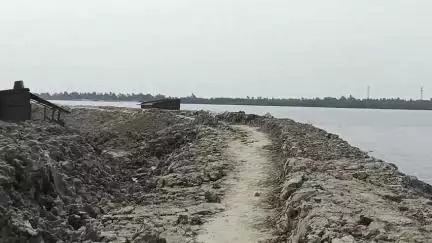 গোসাবা: পাখিরালয় গ্রামে গোমর নদী বাঁধের বেহাল অবস্থা, আতঙ্কিত এলাকার মানুষজন, সমাধানের আশ্বাস প:স :কর্মাধ্যক্ষ 
#jansamasya