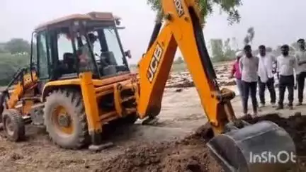 बिंदकी: बैरमपुर गांव में पुलिस की मौजूदगी में राजस्व टीम ने हटवाया अवैध अतिक्रमण, मच गया हड़कंप