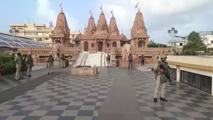 વલસાડ: શહેરના તીથલ સ્વામિનારાયણ મંદિર ખાતે ઓપરેશન અંતર્ગત હવાઈ હુમલાની મોકડ્રિલ યોજાઈ