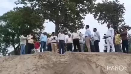 हर्रैया: गौरा सैफाबाद तटबंध पर गौरा गांव के निकट हो रहे कार्यों का जिलाधिकारी रवीश गुप्ता ने किया निरीक्षण
