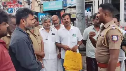 உத்தமபாளையம்: கம்பத்தில் உலகப் புகையிலை ஒழிப்பு தினத்தை முன்னிட்டு பொதுமக்களுக்கு மஞ்சள் பை வழங்கி விழிப்புணர்வு