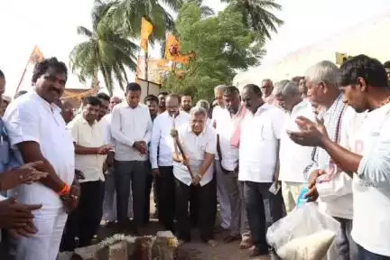ಸವದತ್ತಿ: ಕಲ್ಲಾಪೂರದಲ್ಲಿ ಸಮುದಾಯ ಭವನ ನಿರ್ಮಾಣಕ್ಕೆ ಸಂಸದ ಜಗದೀಶ್ ಶೆಟ್ಟರ್ ಭೂಮಿಪೂಜೆ