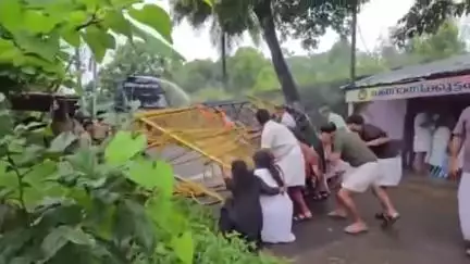 കുന്നംകുളം: എ.സി മൊയ്തീന്റെ എം.എൽ.എ ഓഫീസിലേക്ക് കോൺഗ്രസ് നടത്തിയ പ്രതിഷേധ മാർച്ചിൽ സംഘർഷം