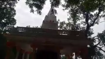 जयसिंहपुर: प्राचीन शिव मंदिर जयसिंहपुर में रामायण पाठ के दौरान किया गया प्रसाद का वितरण