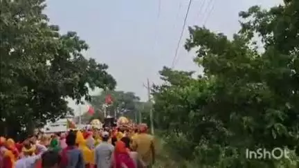 बड़हरा: सिन्हा गांव स्थित प्राचीन काली मंदिर परागण में शिव परिवार प्रणाम प्रतिष्ठात्मक यज्ञ के लिए जलभरी का आयोजन किया गया