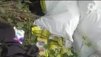 மண்மங்கலம்: ஞான பரப்பு அருகே புகையிலை மூட்டை கடத்தி வந்த கார் விபத்தில் சிக்கியது