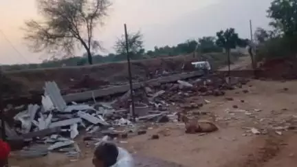 टांटोटी: लक्ष्मीपुरा में तेज अंधड़ से बाड़े की दीवार ढहने से 3 गाय और 4 भैंस घायल, मकानों में लगे सीमेंट के चद्दर टूटकर गिरे