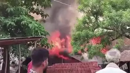 हसनगंज: रामपुर गांव में शॉर्ट सर्किट से भीषण आग, चार घर सहित लाखों की संपत्ति जलकर राख