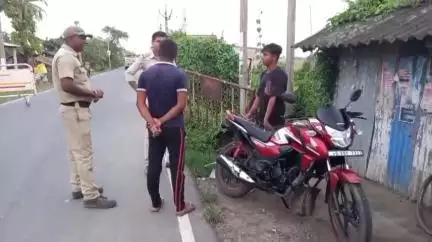 মথুরাপুর ২: নাকা চেকিং চলাকালীন কয়েকটি হেলমেট বিহীন বাইক আরোহীর বিরুদ্ধে আইনানুগ ব্যবস্থা নিলেন রায়দিঘি থানার পুলিশ