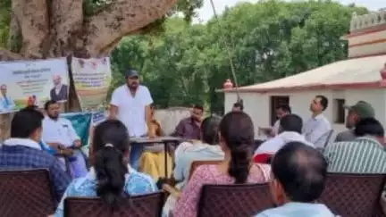 सिहावल: सीधी जिले के घोघरा सहित कई स्थानों पर फसल बीमा योजना के बारे में लोगों को जानकारी दी गई