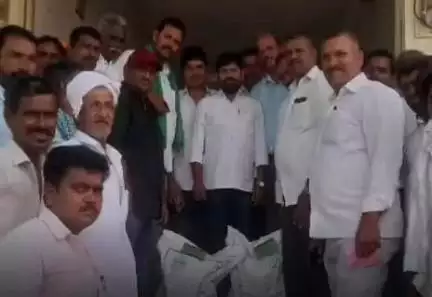 గాంధారి: గాంధారిలో రైతులకు జిలుగ విత్తనాలను పంపిణీ చేసిన సొసైటీ చైర్మన్ సాయికుమార్