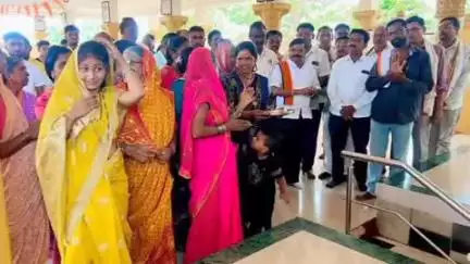 संग्रामपूर: राजूर येथील भगवान रामेश्वर मंदिर येथे पुण्यश्लोक अहिल्यादेवी होळकर यांच्या जयंतीनिमित्त महाआरती