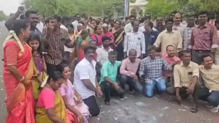 நத்தம்: கொசவபட்டியில் 25 ஆண்டுகளுக்கு பின் பள்ளியில் சந்தித்த முன்னாள் மாணவர்கள், மாணவிகள் மற்றும் ஆசிரியர்கள் கேக் வெட்டி கொண்டாடினர்