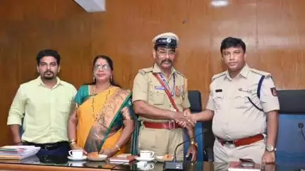 ಕಾರವಾರ: ನಗರದ ಎಸ್ಪಿ ಕಚೇರಿಯಲ್ಲಿ ಪೊಲೀಸ್ ಇಲಾಖೆಯಿಂದ ನಿವೃತ್ತಿಯಾದ ಅಧಿಕಾರಿಗೆ ಬೀಳ್ಕೊಟ್ಟ ಎಸ್ಪಿ. ಎಂ. ನಾರಾಯಣ