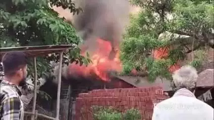 हसनगंज: हसनगंज, रामपुर: आग लगने से चार घर जलकर खाक, लाखों का नुकसान, पीड़ितों ने जिला प्रशासन से मुआवजे की मांग की