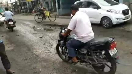নিতুড়িয়া: পারবেলিয়া বাজারে বেহাল রাস্তা সংস্কারে এগিয়ে এলেন তিন যুবক