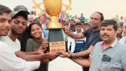बिंदकी: उसरहा खेड़ा में क्रिकेट टूर्नामेंट के फाइनल में औंग ने वीके फूड्स मेंघनपुर को हराया, सीएचसी अधीक्षक ने किया पुरस्कृत