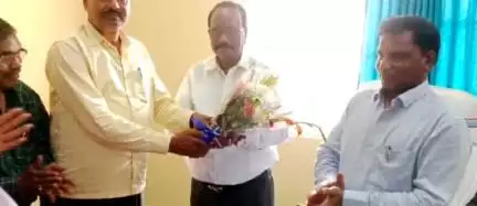 चुरचु: प्रखंड कार्यालय में अंचलाधिकारी के सेवानिवृत्त होने पर भावभीनी विदाई दी गई