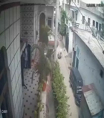 #उन्नाव : #सांड ने युवक को #सड़क पर पटका

दिल #दहला देने वाली घटना #CCTV में #कैद

#भतीजे को #बचाने दौड़े #चाचा
