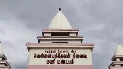 ஸ்ரீவைகுண்டம்: வல்லநாட்டில் வீரன் வெள்ளையத்தேவன் சிலைக்கு  மாவட்ட ஆட்சியர் மரியாதை செலுத்தினார்
