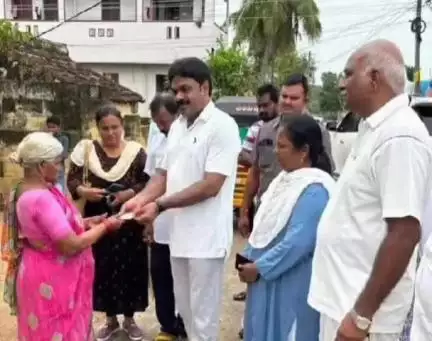 బాపట్ల : చిల్లరగొల్లపాలెంలో పెన్షన్లు పంపిణీ చేసిన  కలెక్టర్ వెంకట మురళి