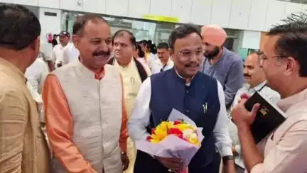 डोईवाला: डोईवाला विधायक बृजभूषण गैरोला ने जौलीग्रांट एयरपोर्ट पर भाजपा राष्ट्रीय महामंत्री विनोद तावड़े का स्वागत किया