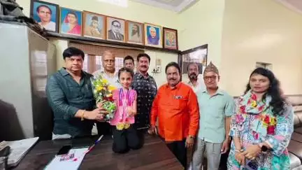 तिरोडा: आमदार विजय रहांगडाले यांचे जनसंपर्क कार्यालय तिरोडा येथे करण्यात आला कु ऊर्जा भगत हिचा सत्कार