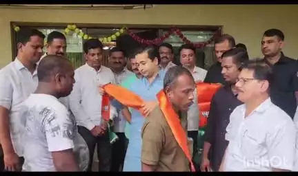 कणकवली: एसटी कार्यशाळेतील कर्मचाऱ्यांचा पालकमंत्री नितेश राणेंच्या उपस्थितीत कणकवलीत भाजप प्रणित सेवाशक्ती संघर्ष संघटनेत प्रवेश