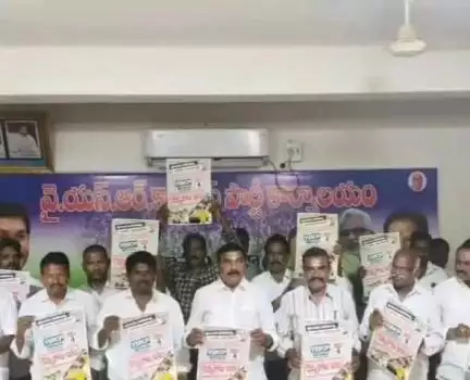 బాపట్ల : సీఎం చంద్రబాబు విధానాల వల్ల రైతు ఉరివేసుకునే పరిస్థితి వచ్చిందని ఆరోపించిన జిల్లా వైసీపీ అధ్యక్షుడు మేరుగ