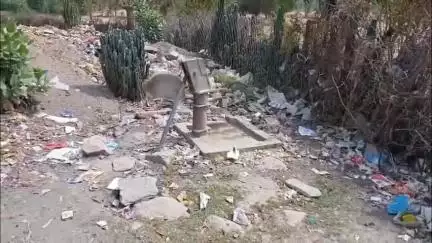 घुवारा: रामटोरिया में सरपंच को वोट न देने पर न हो रही सफाई नल भी पड़ा खराब पानी के लोग परेशान
#jansamasya