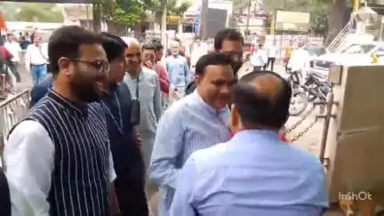तखतपुर: बिलासपुर प्रवास पर पहुंचे छत्तीसगढ़ वक्फ बोर्ड, ऑक्शन मोड में नजर आया, डॉक्टर सलीम राज ने दस्तावेज का निरीक्षण किया
