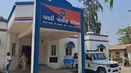 પારડી: પોલીસે કલસર પાસે આવેલ બ્રેસ્ટોન ટાયર શોરૂમના બહારથી એક ઈસમને ₹3,000ના વિદેશી દારૂ સાથે ઝડપી પાડ્યો