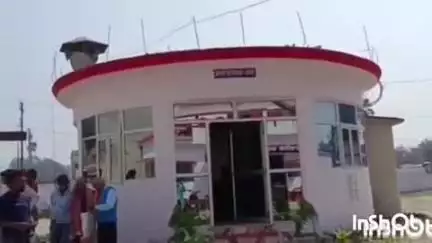 धनघटा: महाखरपुर गांव में दबिश के दौरान एक नफर वारंटी अभियुक्त को किया गया गिरफ्तार